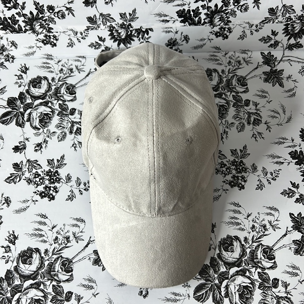 Hat With adjustable strap - Picture 10 of 10